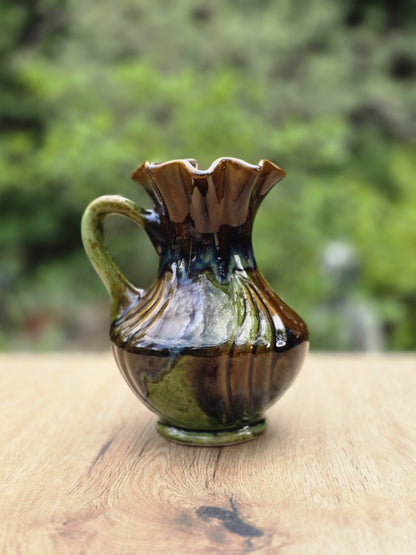 Vintage Bay Keramik Vase aus Westdeutschland mit bauchiger Form, Henkel, gewelltem Rand und braun-grüner Laufglasur.