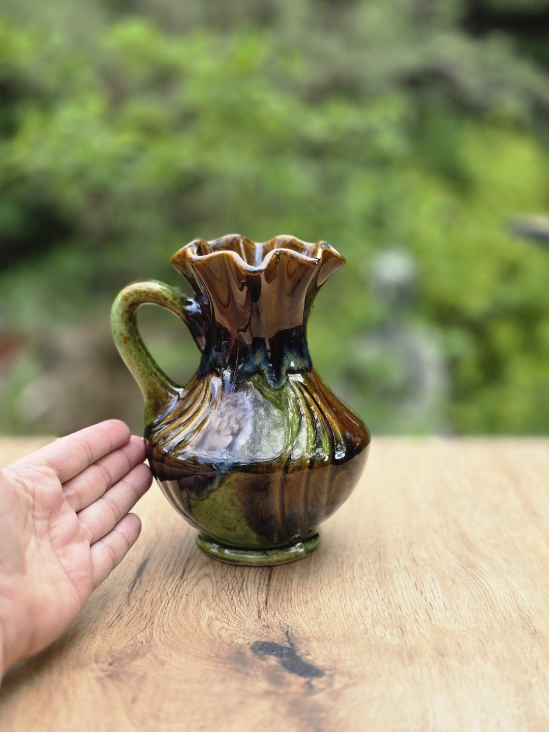 West Germany Vase von Bay Keramik mit braun-grünem Verlauf, gerüschter Öffnung, Henkel und typischer Mid-Century-Ausstrahlung.