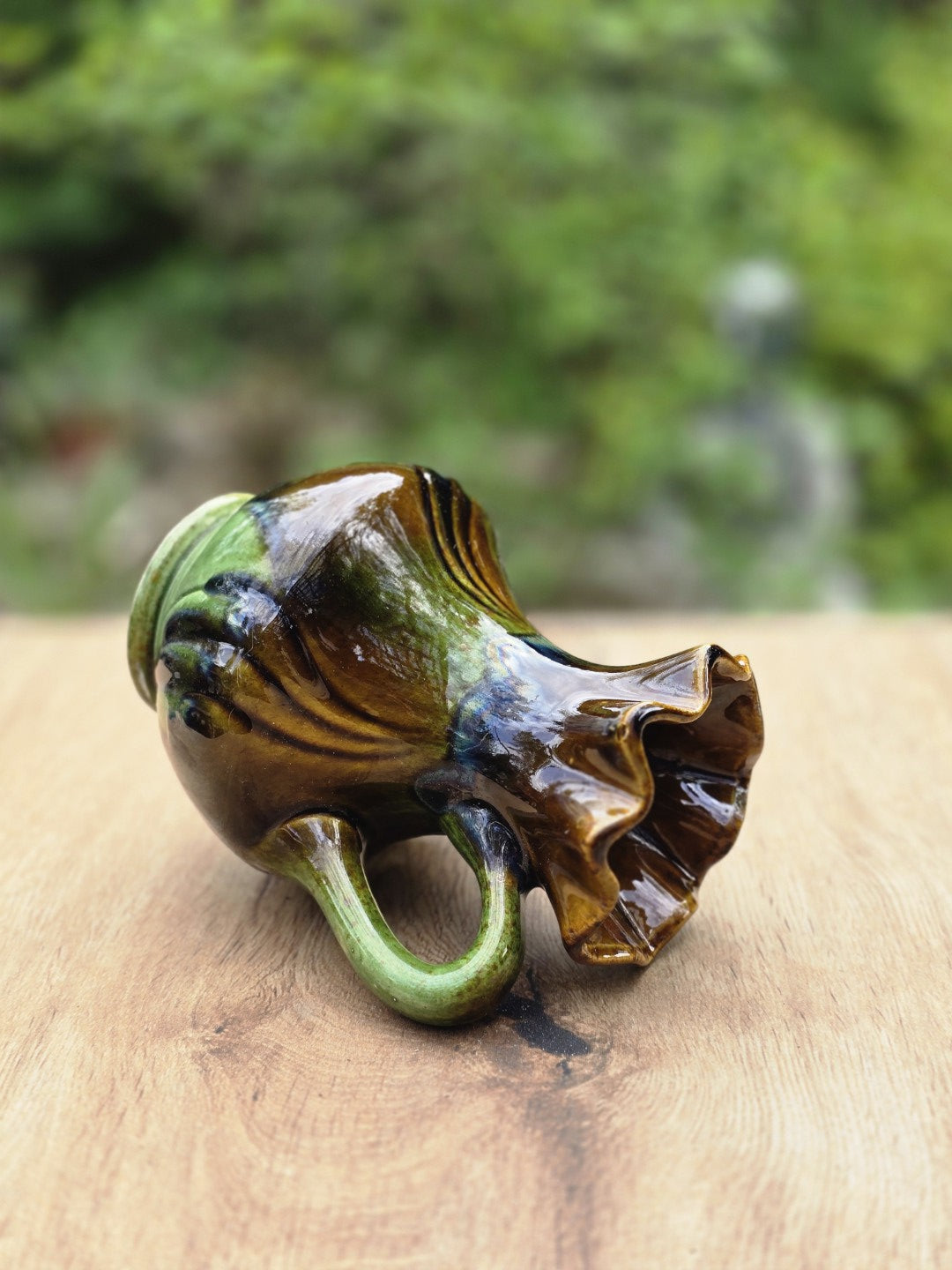 Vintage-Vase von Bay Keramik mit seitlichem Henkel, dekorativ gerüschtem Rand und braun-grüner Glasur aus Westdeutschland.