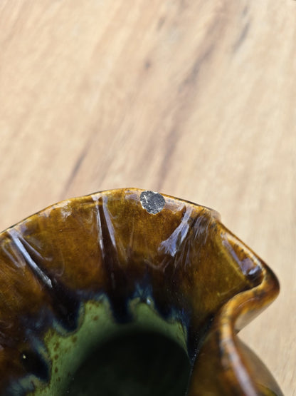 Mid-Century Keramikvase von Bay aus West Germany mit Henkel, braun-grüner Laufglasur, bauchiger Form und gerüschter Öffnung.