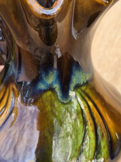 Vintage Bay Keramik Vase mit gerüschtem Rand, seitlichem Henkel, braun-grüner Glasur und westdeutschem Mid-Century-Stil.