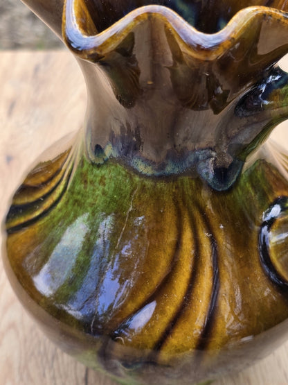 Bay Keramik Vase aus West Germany mit ca. 17 cm Höhe, braun-grünem Glasurverlauf, Henkel und gerüschter Öffnung.