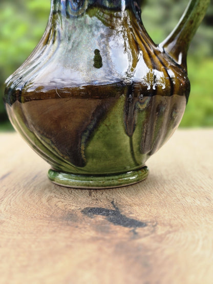 Vintage Henkelvase von Bay Keramik im Mid-Century-Stil mit braun-grüner Laufglasur, gerüschtem Rand und West Germany Herkunft.