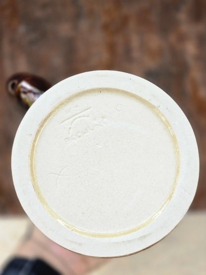 Tschechoslowakisches Bierseidel aus Bechyně mit Plzeňský Prazdroj Relief, rustikalem Henkel in Astform und braun-grüner Glasur.