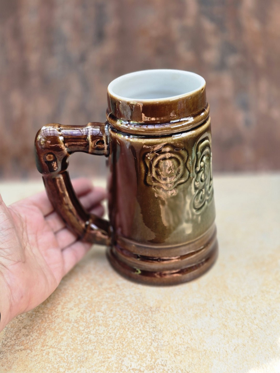 Bechyně Bierkrug mit Plzeňský Prazdroj Schriftzug im Relief, braun-grün glasiert, mit Asthenkel und markanter Brücken-Bodenmarke.