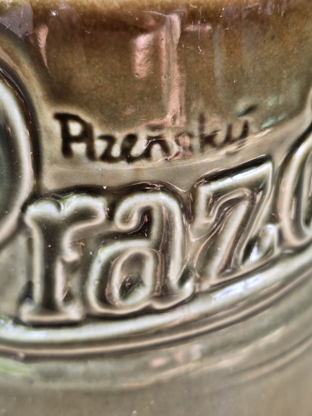 Rustikales Bechyně Bierseidel mit Plzeňský Prazdroj Relief, natürlichem Asthenkel-Design, braun-grüner Glasur und Brückenmarke.