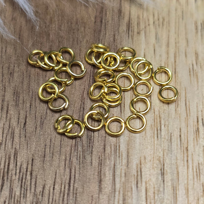 Das Bild zeigt 30  offene Biegeringe, perfekt für die Schmuckherstellung. Sie eignen sich hervorragend als Anhängerösen für Kettenanhänger oder als Verbindungsringe in verschiedenen Designs.