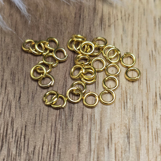 Das Bild zeigt 30  offene Biegeringe, perfekt für die Schmuckherstellung. Sie eignen sich hervorragend als Anhängerösen für Kettenanhänger oder als Verbindungsringe in verschiedenen Designs.