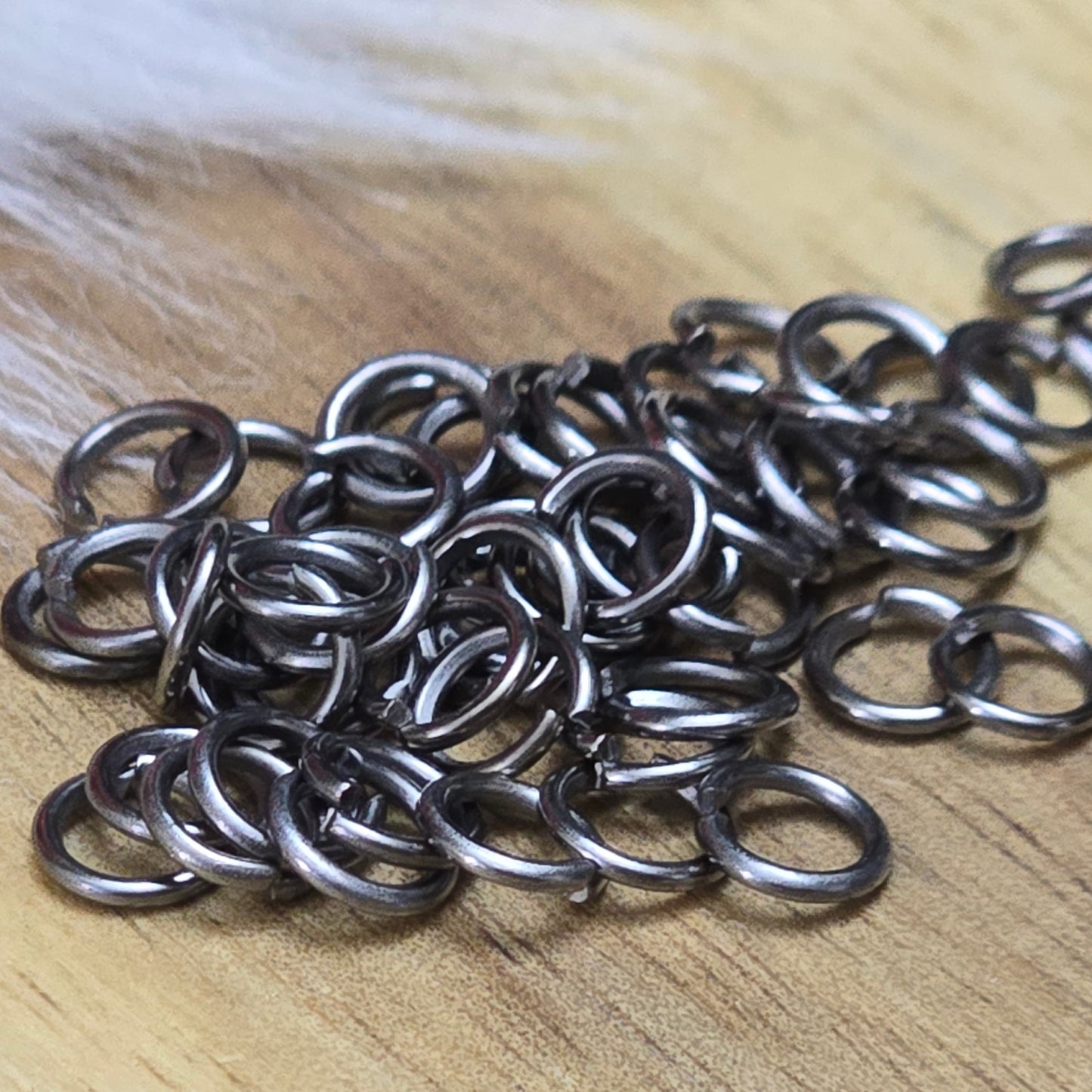 offenen Biegeringe in gunmetal black sind ein unverzichtbares Zubehör für die Schmuckherstellung. Ideal um Charms und Verschlüsse zuverlässig zu befestigen.