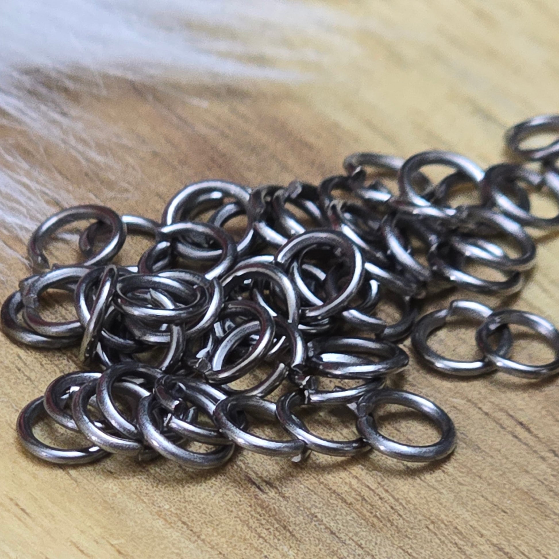 offenen Biegeringe in gunmetal black sind ein unverzichtbares Zubehör für die Schmuckherstellung. Ideal um Charms und Verschlüsse zuverlässig zu befestigen.