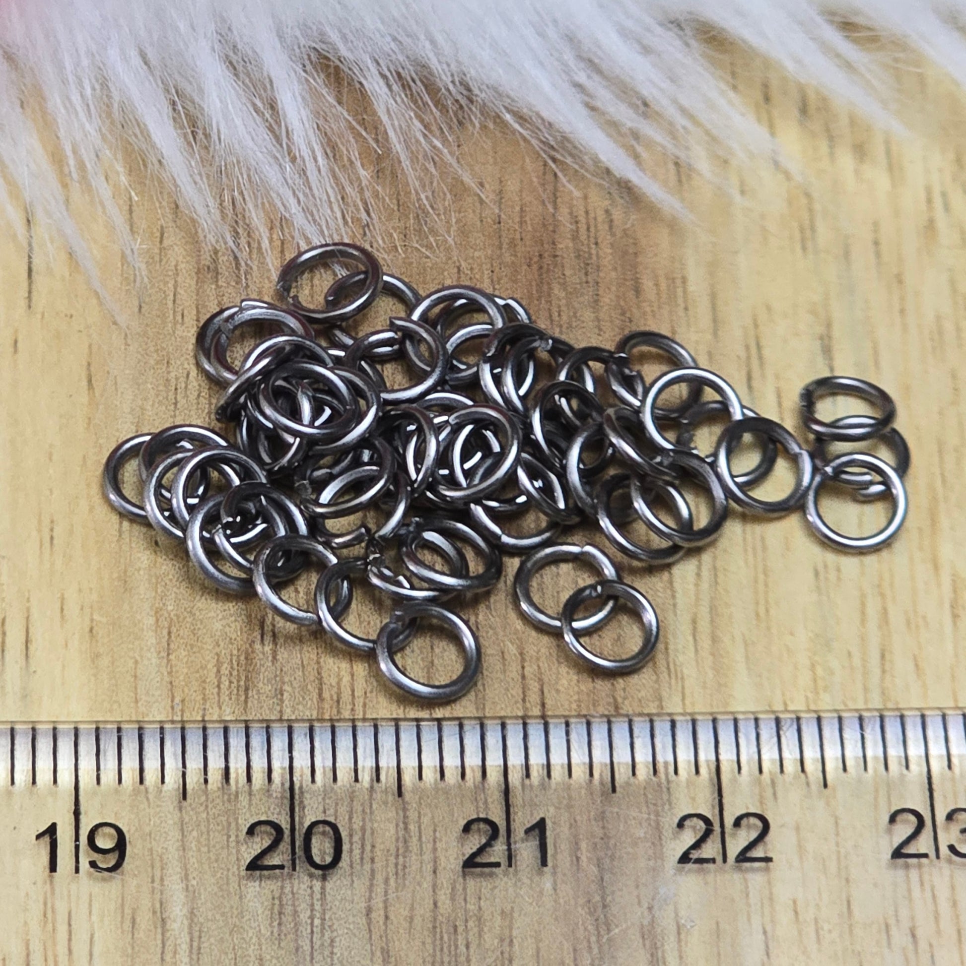 offenen Biegeringe in gunmetal black sind ein unverzichtbares Zubehör für die Schmuckherstellung. Ideal um Charms und Verschlüsse zuverlässig zu befestigen.