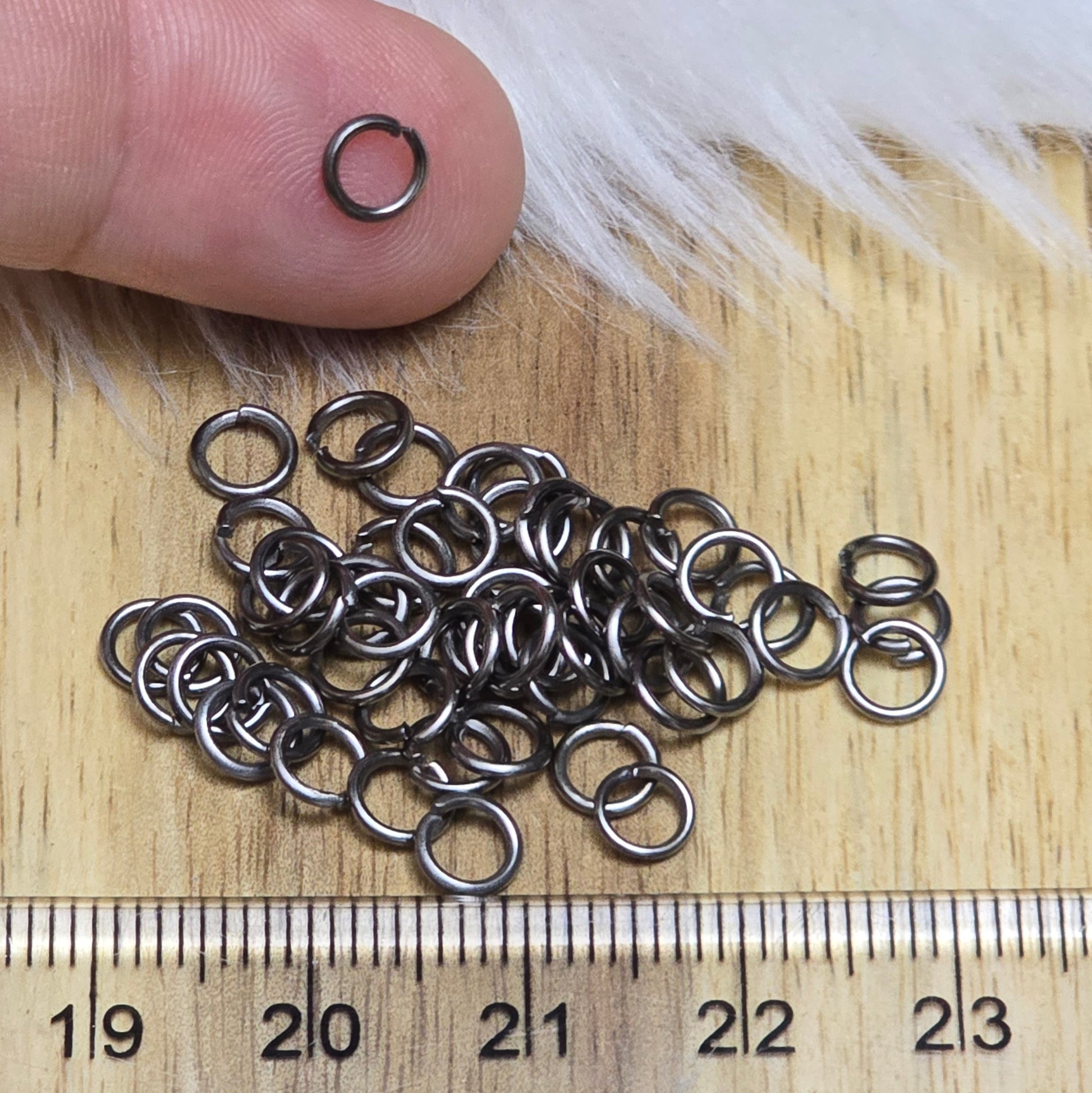 offenen Biegeringe in gunmetal black sind ein unverzichtbares Zubehör für die Schmuckherstellung. Ideal um Charms und Verschlüsse zuverlässig zu befestigen.