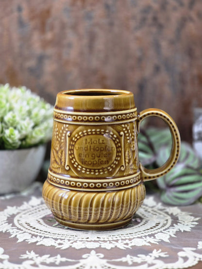 Brauner Vintage Bierkrug aus Steingut mit rundem Henkel, Punktdekor, Reliefband und Spruchfeld in Frontalansicht