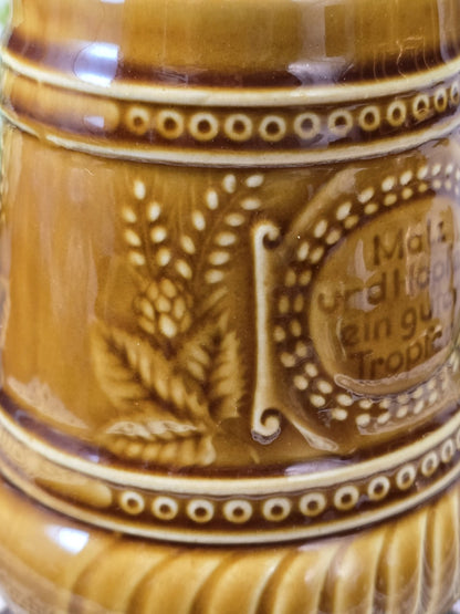 Vintage Bierkrug aus Steingut mit Hopfenrelief, Punktdekor und braun glänzender Glasur in Detailansicht