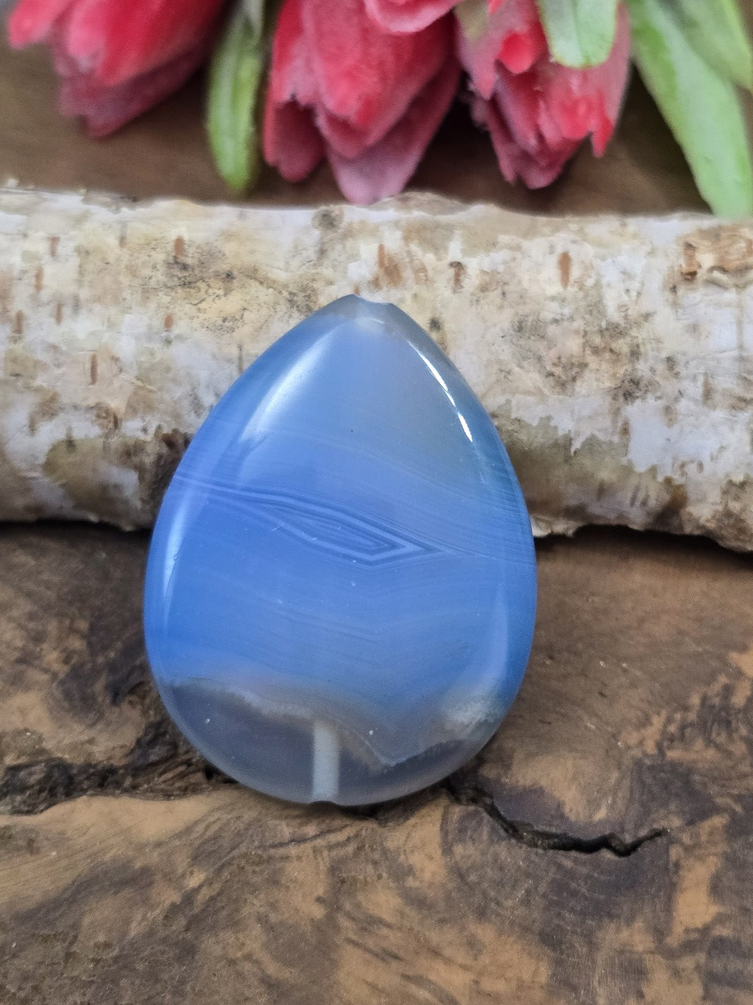 Rückseite des blau-grauen Achat-Tropfens mit feiner Streifenbänderung und zentraler Augenzeichnung.