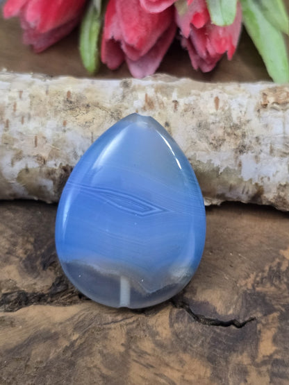 Rückseite des blau-grauen Achat-Tropfens mit feiner Streifenbänderung und zentraler Augenzeichnung.