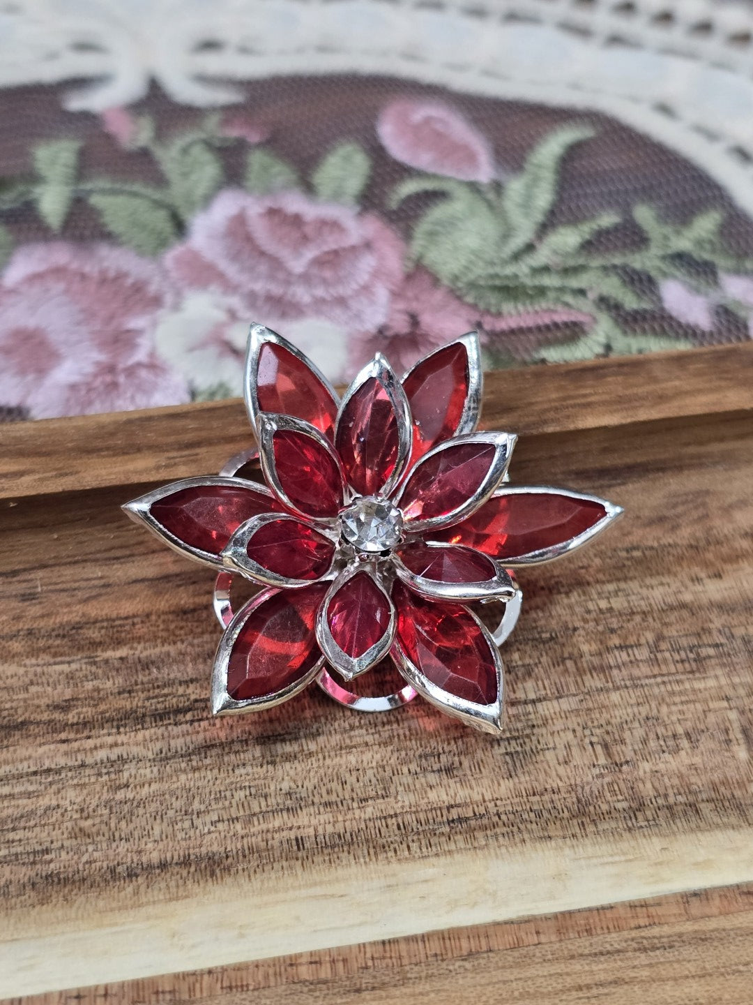 Mehrlagige Acryl-Blüte in Rubinrot mit Silberrand für DIY-Schmuckherstellung.