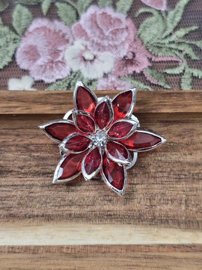 Rote Blüte aus Acryl-Steinen mit Glitzer-Zentrum als flacher Cabochon zum Aufkleben.