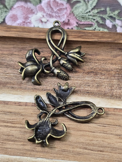 Vorder- und Rückseite des floralen Blumen-Anhängers in Bronze-Optik im Vergleich.