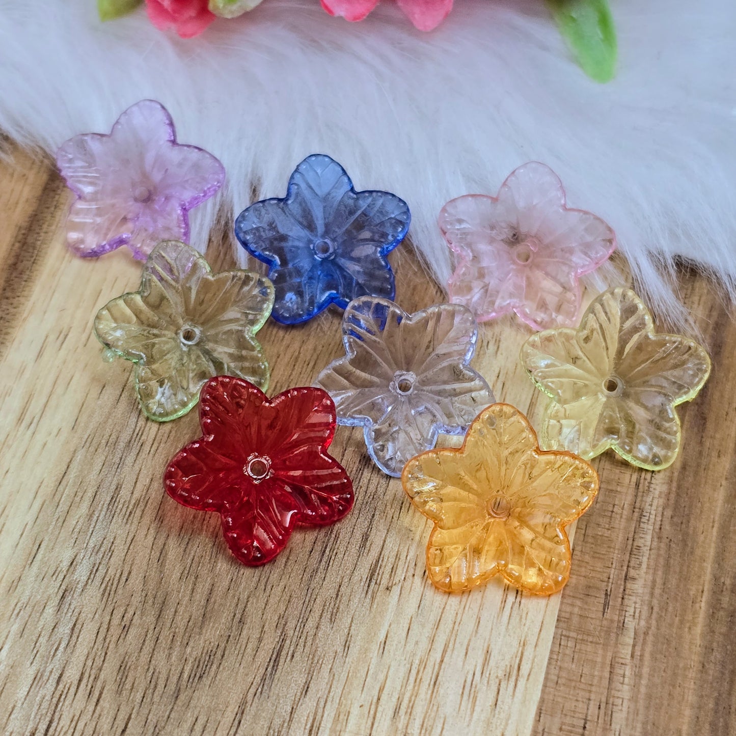 Das Bild zeigt zauberhafte Blumenperlen! Ihre transparent glänzende Oberfläche macht sie zum perfekten Accessoire für eine Vielzahl von Anwendungen.