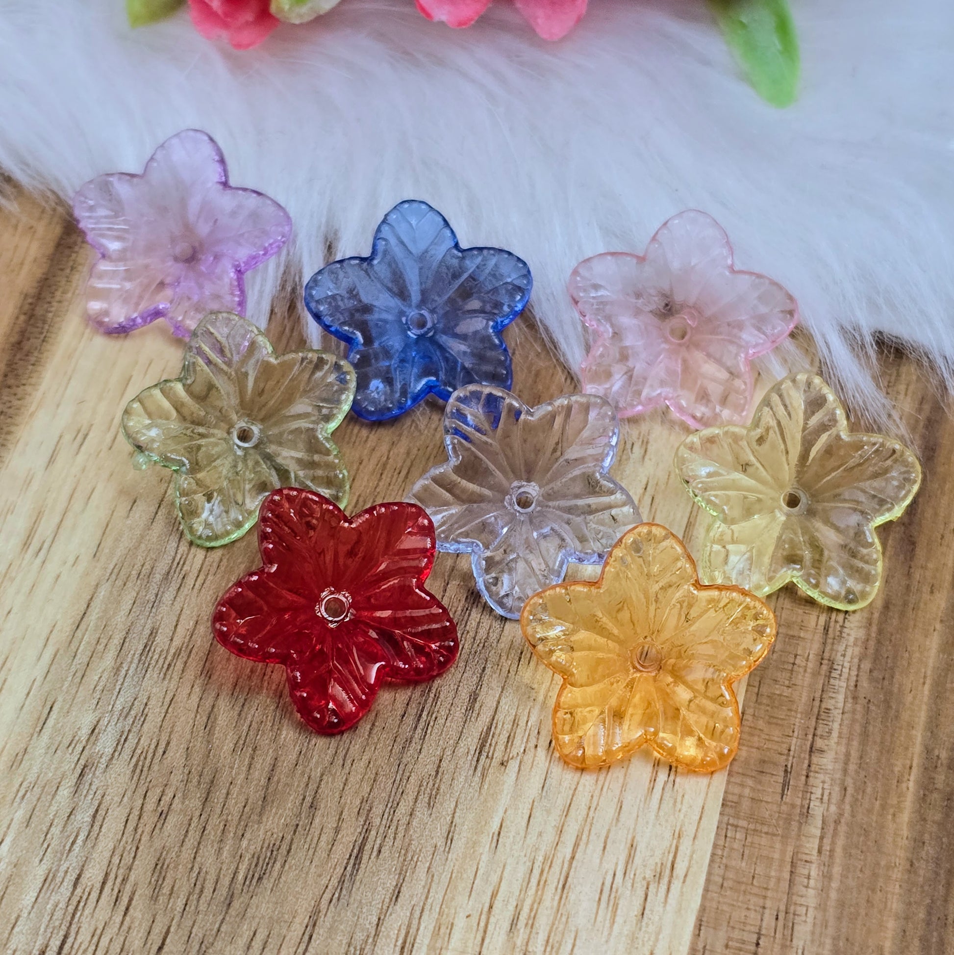 Das Bild zeigt zauberhafte Blumenperlen! Ihre transparent glänzende Oberfläche macht sie zum perfekten Accessoire für eine Vielzahl von Anwendungen.