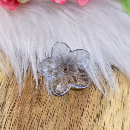 Das Bild zeigt zauberhafte Blumenperlen! Ihre transparent glänzende Oberfläche macht sie zum perfekten Accessoire für eine Vielzahl von Anwendungen.