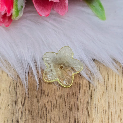 Das Bild zeigt zauberhafte Blumenperlen! Ihre transparent glänzende Oberfläche macht sie zum perfekten Accessoire für eine Vielzahl von Anwendungen.