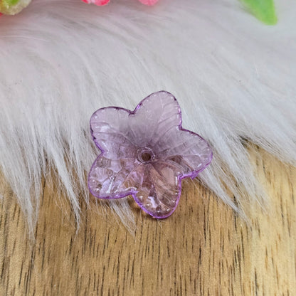 Das Bild zeigt zauberhafte Blumenperlen! Ihre transparent glänzende Oberfläche macht sie zum perfekten Accessoire für eine Vielzahl von Anwendungen.