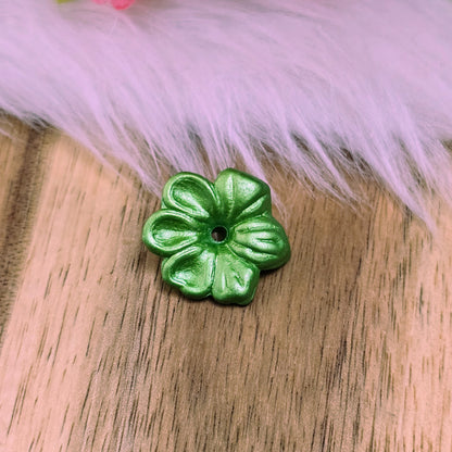 Das Bild zeigt zauberhafte Blumenperlen! Ihre mattierte Oberfläche macht sie zum perfekten Accessoire für eine Vielzahl von Anwendungen.