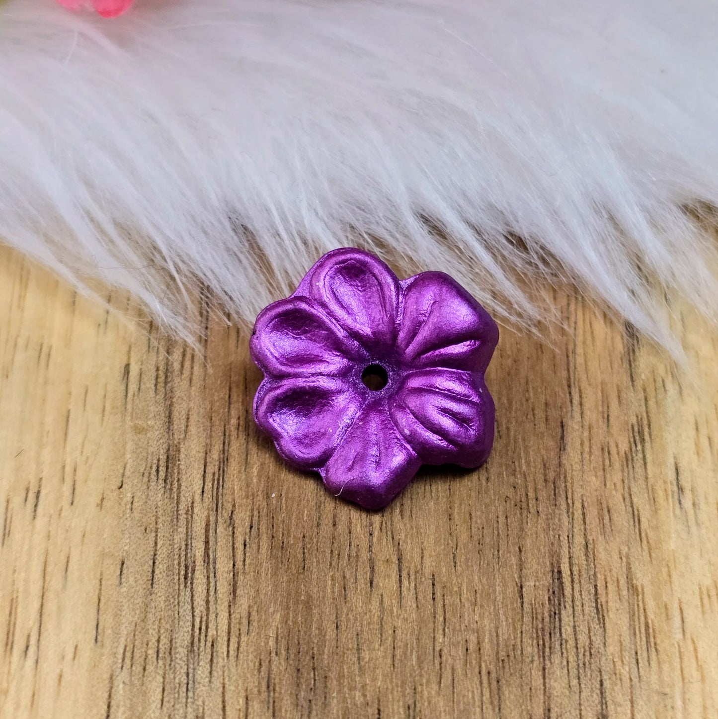 Das Bild zeigt zauberhafte Blumenperlen! Ihre mattierte Oberfläche macht sie zum perfekten Accessoire für eine Vielzahl von Anwendungen.