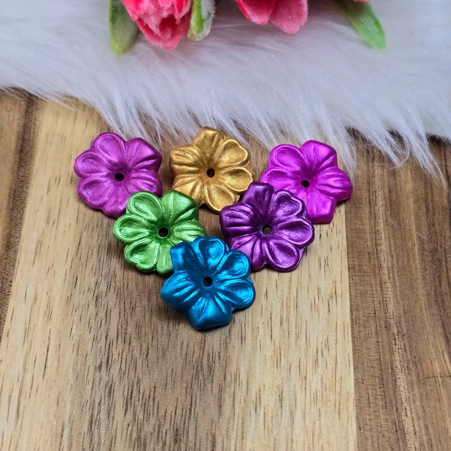 Das Bild zeigt zauberhafte Blumenperlen! Ihre mattierte Oberfläche macht sie zum perfekten Accessoire für eine Vielzahl von Anwendungen.