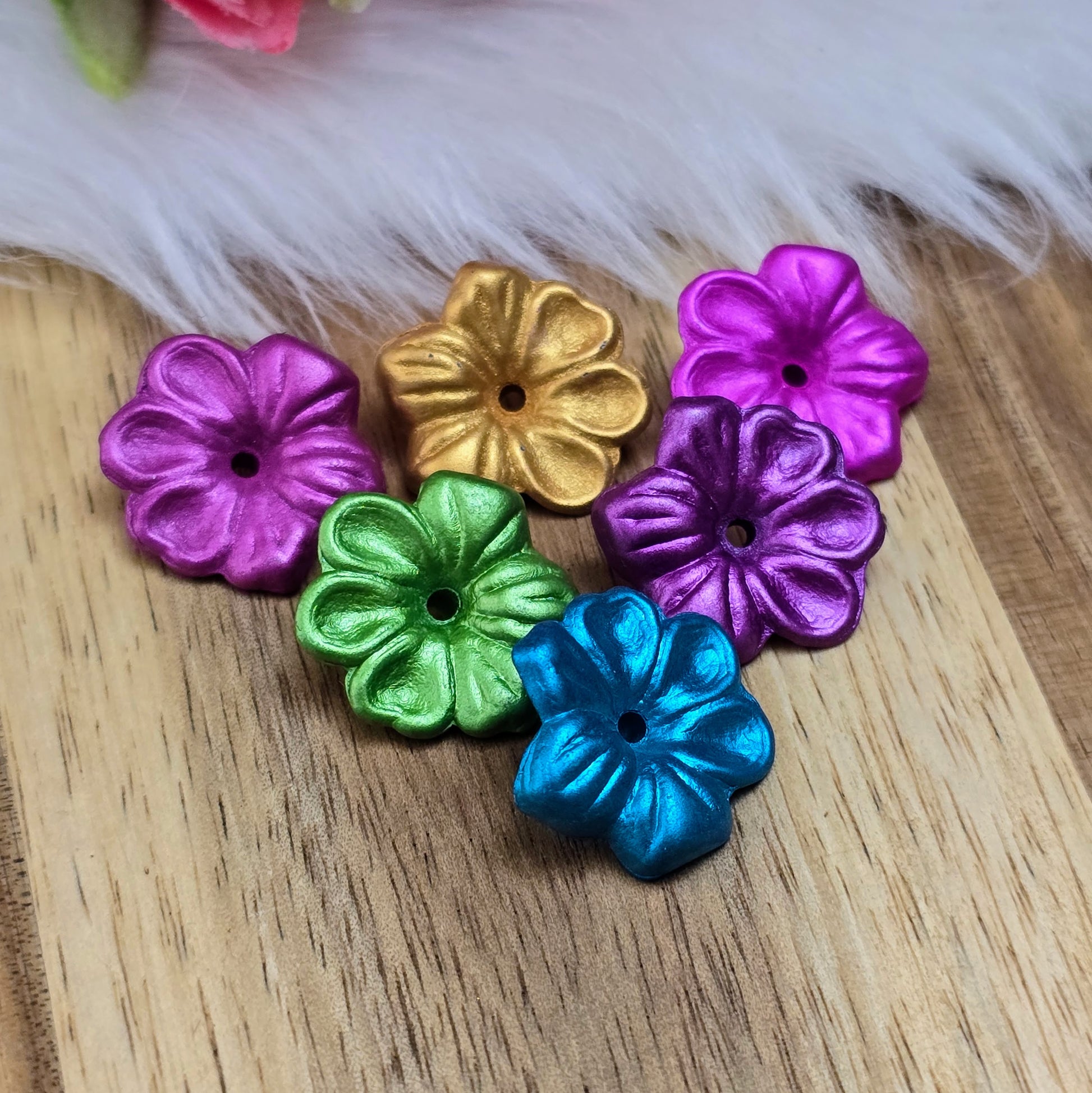 Das Bild zeigt zauberhafte Blumenperlen! Ihre mattierte Oberfläche macht sie zum perfekten Accessoire für eine Vielzahl von Anwendungen.