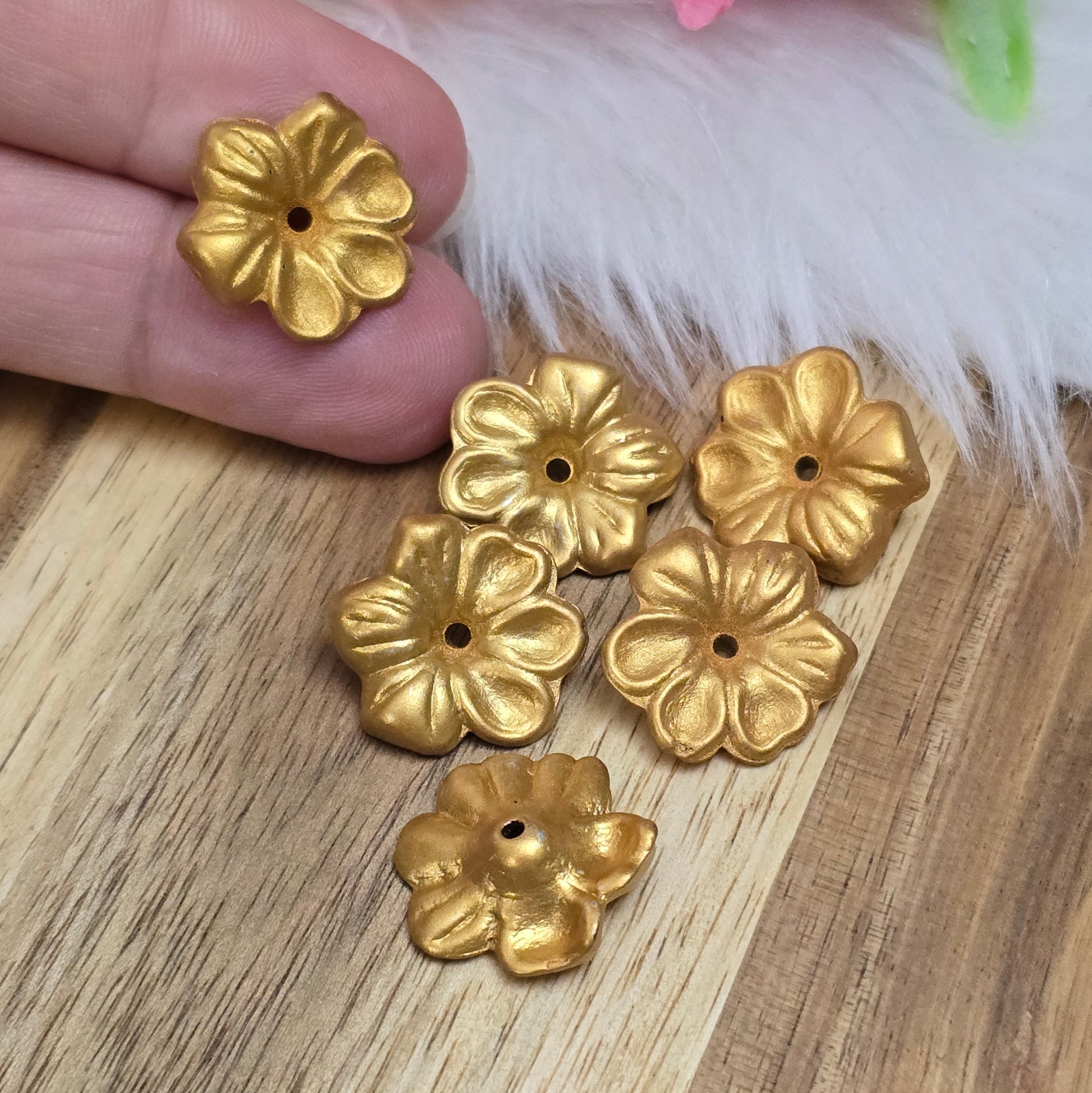 Das Bild zeigt zauberhafte Blumenperlen! Ihre mattierte Oberfläche macht sie zum perfekten Accessoire für eine Vielzahl von Anwendungen.