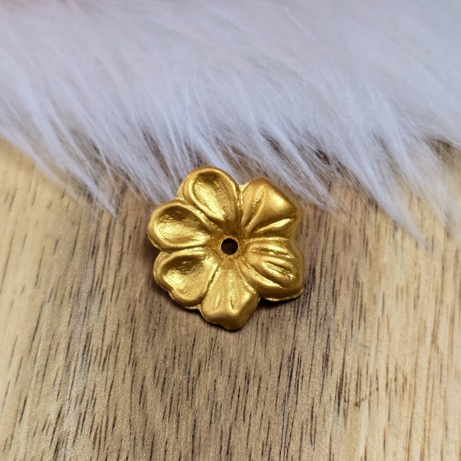 Das Bild zeigt zauberhafte Blumenperlen! Ihre mattierte Oberfläche macht sie zum perfekten Accessoire für eine Vielzahl von Anwendungen.