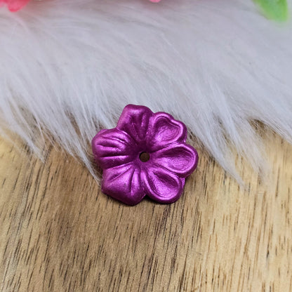 Das Bild zeigt zauberhafte Blumenperlen! Ihre mattierte Oberfläche macht sie zum perfekten Accessoire für eine Vielzahl von Anwendungen.