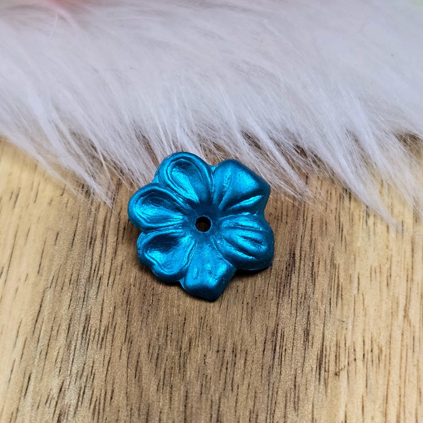 Das Bild zeigt zauberhafte Blumenperlen! Ihre mattierte Oberfläche macht sie zum perfekten Accessoire für eine Vielzahl von Anwendungen.