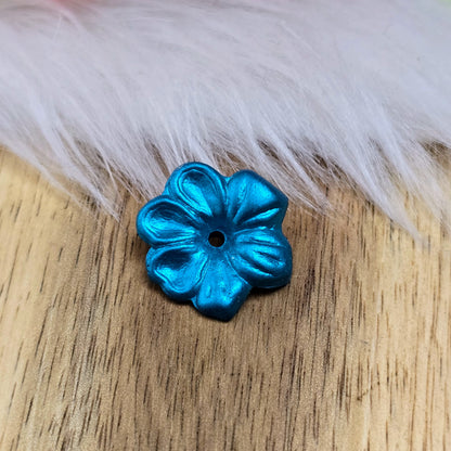 Das Bild zeigt zauberhafte Blumenperlen! Ihre mattierte Oberfläche macht sie zum perfekten Accessoire für eine Vielzahl von Anwendungen.