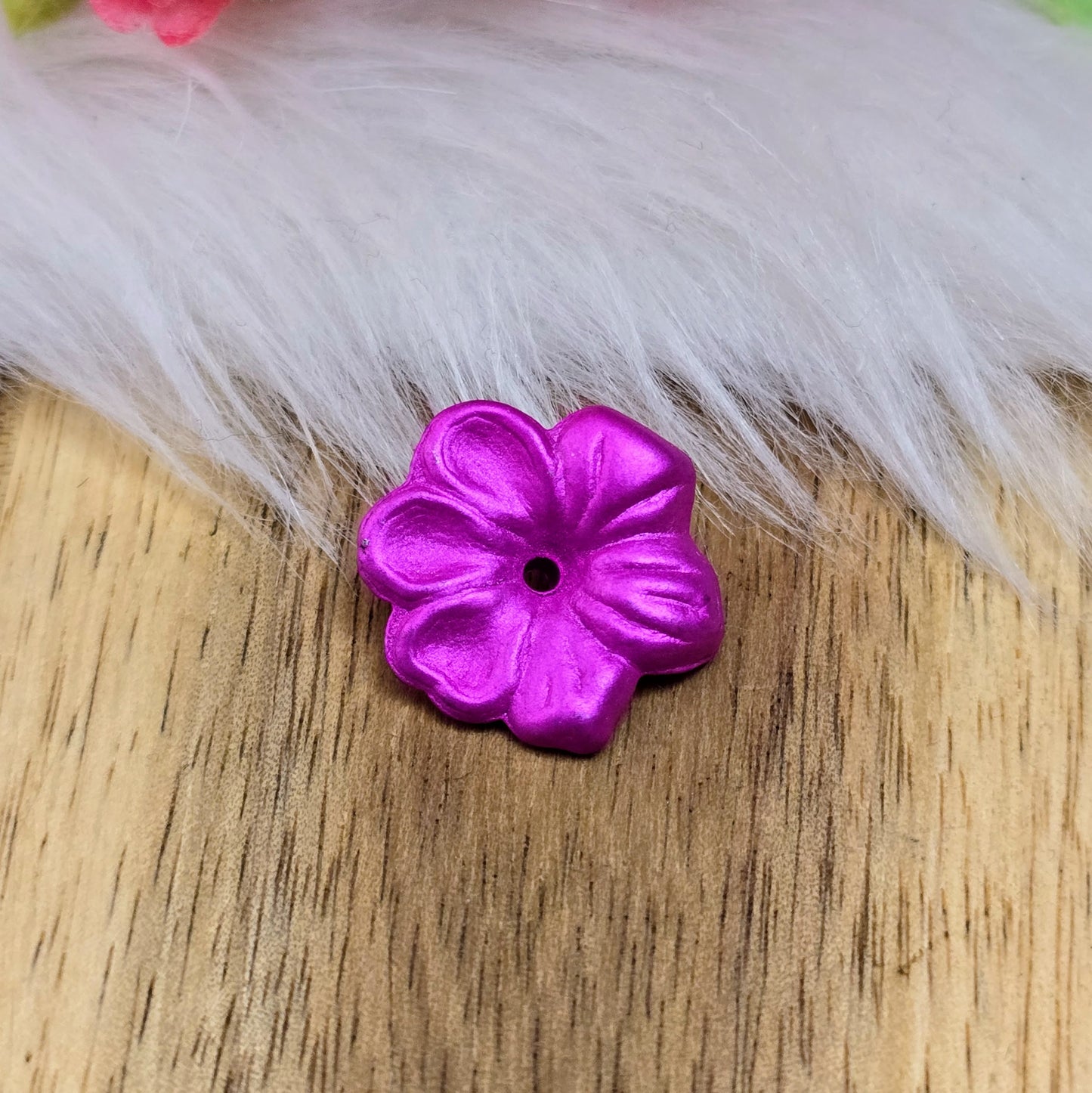 Das Bild zeigt zauberhafte Blumenperlen! Ihre mattierte Oberfläche macht sie zum perfekten Accessoire für eine Vielzahl von Anwendungen.