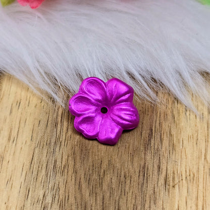 Das Bild zeigt zauberhafte Blumenperlen! Ihre mattierte Oberfläche macht sie zum perfekten Accessoire für eine Vielzahl von Anwendungen.