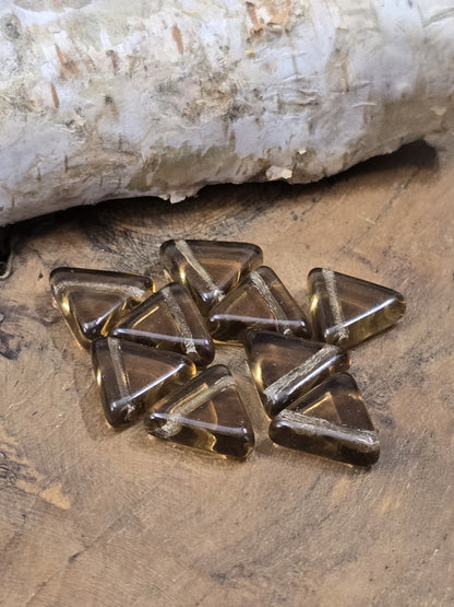 Transparente Dreieckperlen aus Glas in Rauchbraun mit goldfarbenem Linienakzent