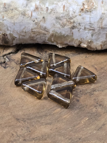 Neun braune Dreieckperlen aus Glas auf Holzuntergrund für Armbänder und Ketten