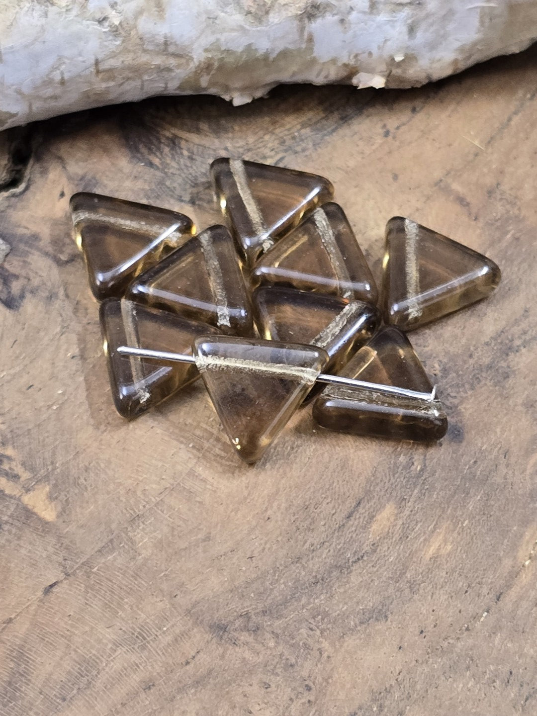 Rauchbraune Triangle Beads aus Glas mit schimmerndem Streifen für DIY Schmuckdesign