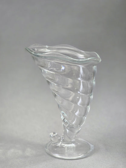 Ein einzelner transparenter Fortuna Eisbecher ist seitlich zu sehen, mit kelchförmiger Schale, spiralförmigem Pressglasdekor und welligem Rand.