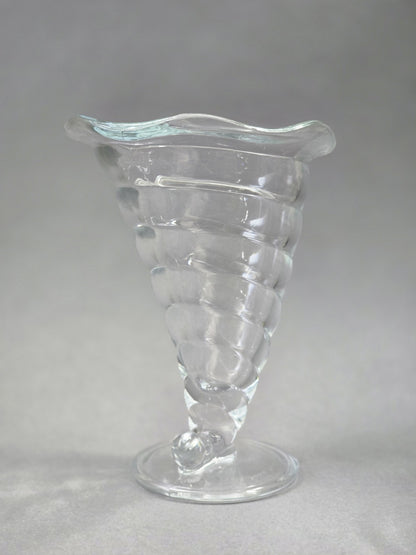 Rückansicht eines transparenten Bormioli Rocco Fortuna Eisbechers mit spiralförmigem Glasdekor, rundem Fuß und leicht welligem Rand.