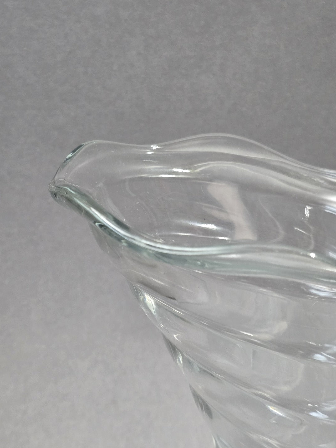 Nahaufnahme eines Fortuna Eisbechers von oben, sichtbar sind der gewellte Glasrand, die klare Schale und die gedrehten Pressglasflächen im Inneren.