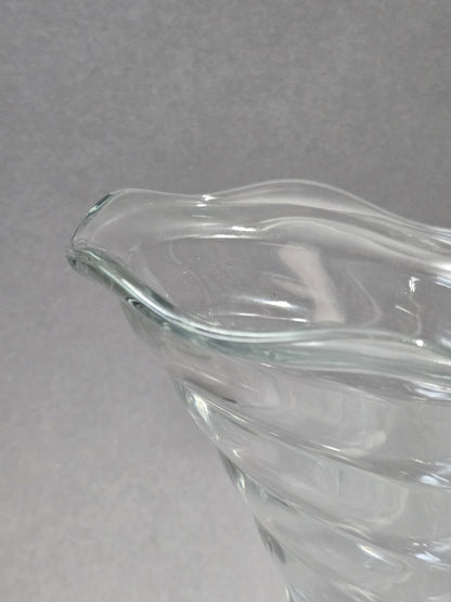 Nahaufnahme eines Fortuna Eisbechers von oben, sichtbar sind der gewellte Glasrand, die klare Schale und die gedrehten Pressglasflächen im Inneren.