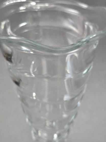 Detailaufnahme des geschwungenen Randes am klaren Fortuna Eisbecher, mit sichtbarer Glasstärke, Reflexionen und kleiner Unregelmäßigkeit am Rand.