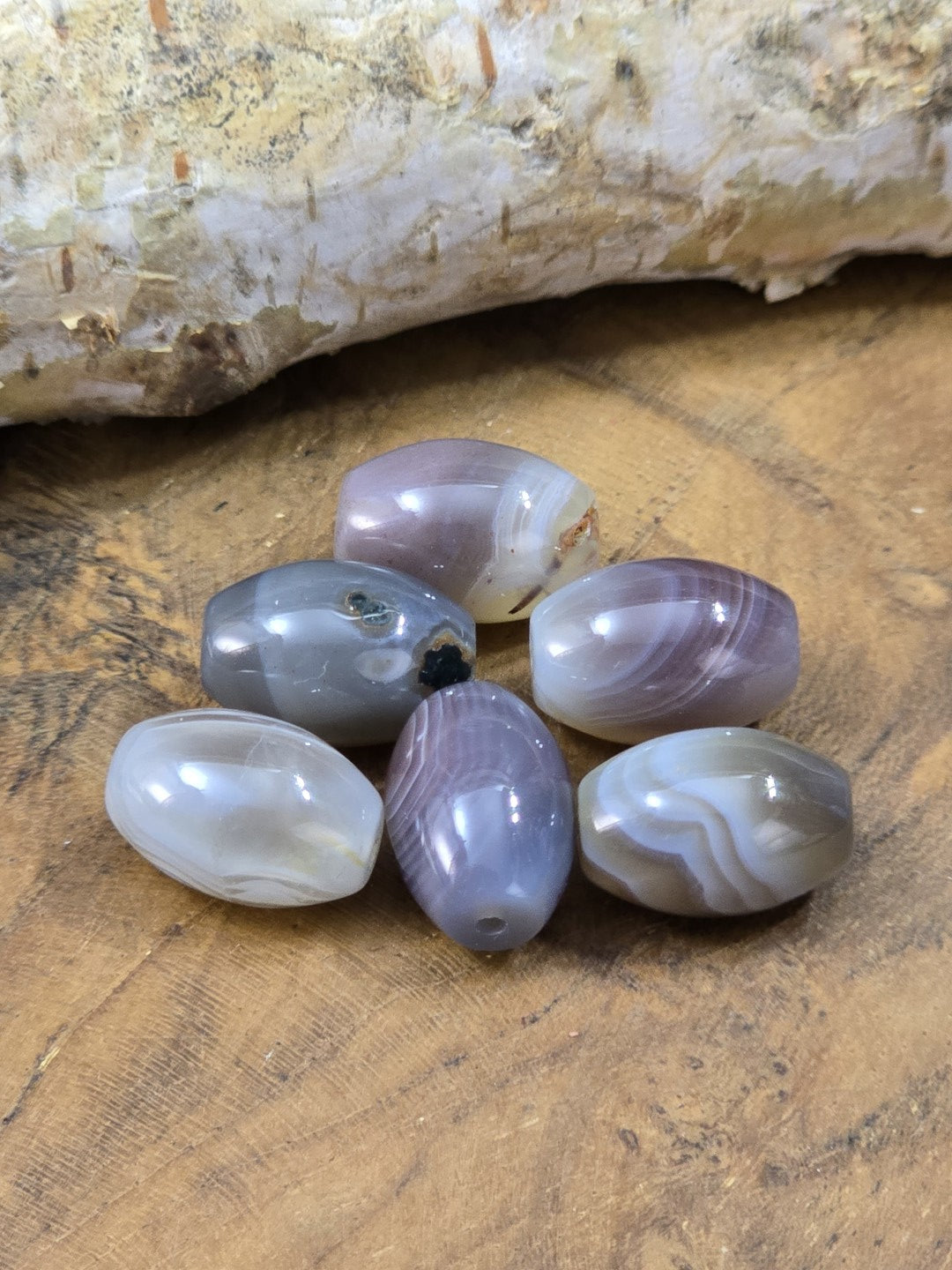 Sechs ovale Botswana-Achat-Perlen in Grau, Flieder und Creme mit natürlicher Bänderung für Schmuckdesign