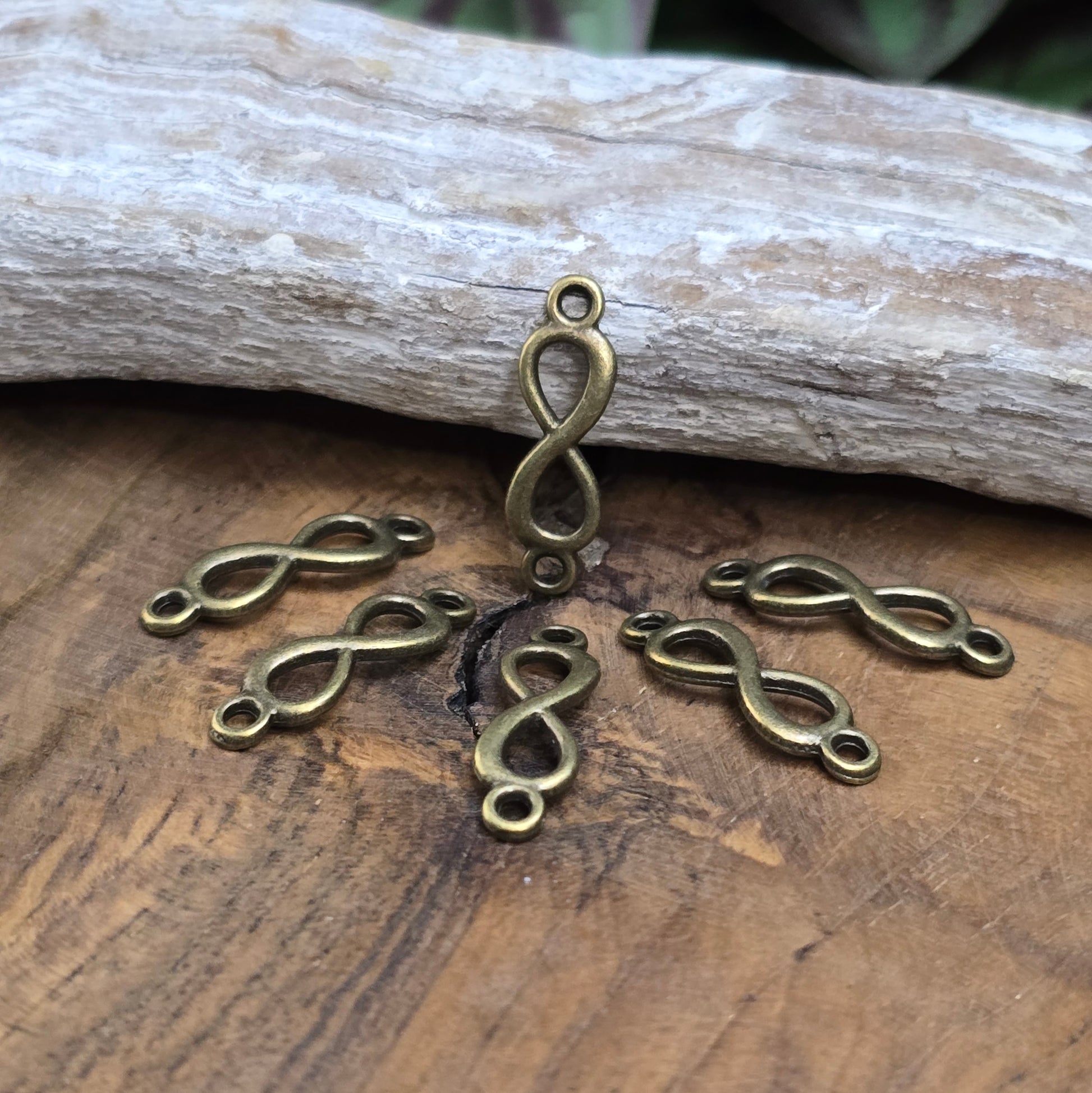 6 bronzefarbene Infinity-Verbinder – Symbol für Liebe & Verbundenheit. Ideal für Makramee-Armbänder oder DIY-Geschenke mit Bedeutung.