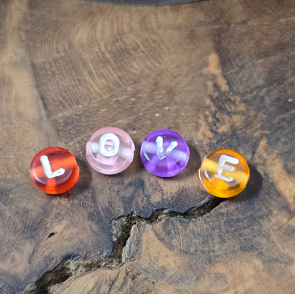 50 bunte Acryl-Buchstabenperlen (6,5 mm) im Farbmix – ideal für Namensarmbänder, DIY-Schmuck & kreative Bastelideen. Zufällig gemischte Farben & Buchstaben.